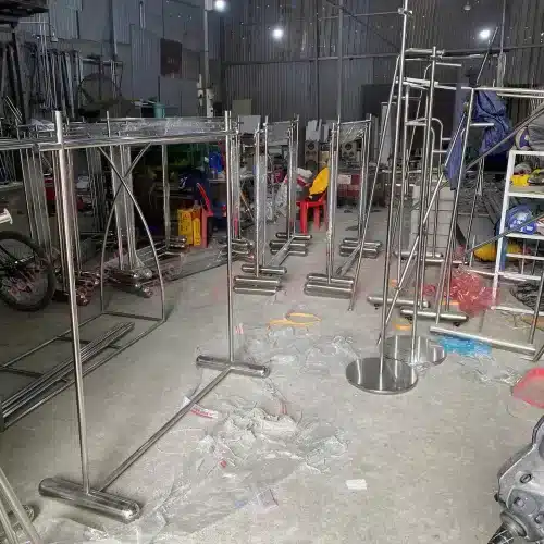 giá treo quần áo shop