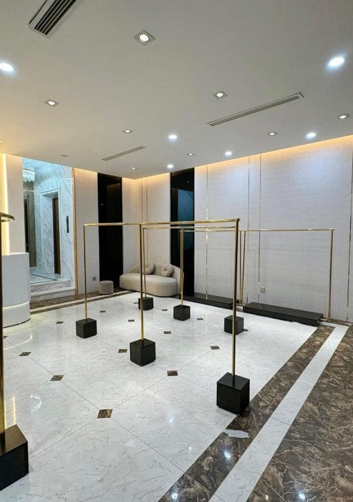 Gi treo quần áo cho shop thời trang