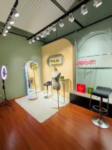 phòng livestream bán quần áo