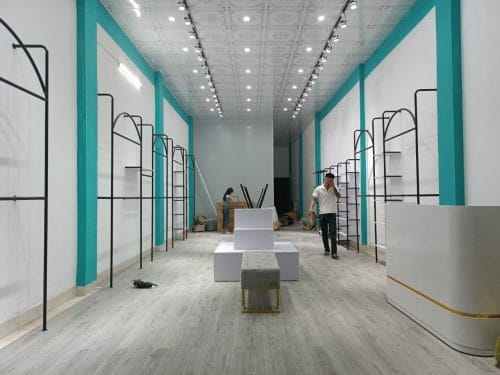 giá treo quần áo shop